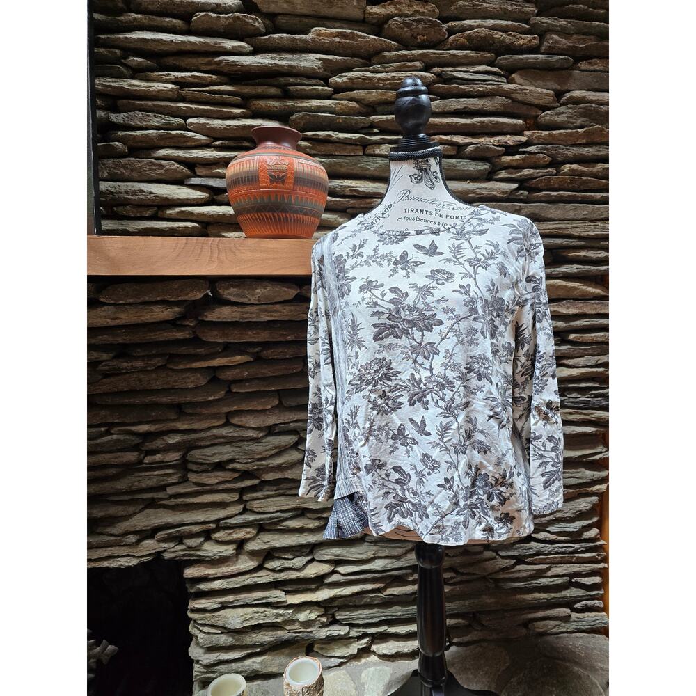 Size M Liz and Jane Floral Linen Top